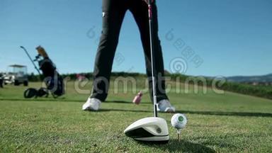 当高尔夫球手用高尔夫球击中白色高尔夫球时，高尔夫球场上的近距离射击